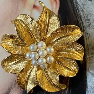 VINTAGE Earrings Floral Faux Pearl Golden Post